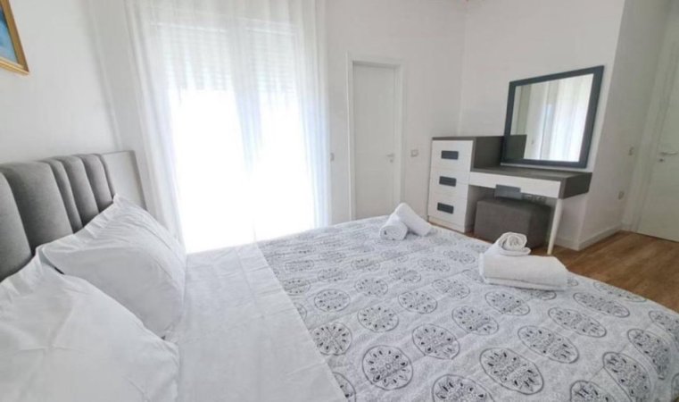 Tirane, jepet me qera apartament 2+1+Ballkon Kati 8, 100 m² 1.000 € (Pazari ri)