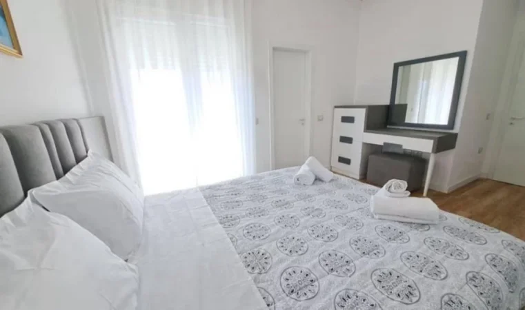 Tirane, jepet me qera apartament 2+1+Ballkon Kati 8, 100 m² 1.000 € (Pazari ri)