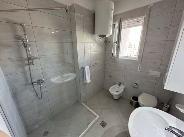 Tirane, jepet me qera apartament 2+1+Ballkon Kati 8, 100 m² 1.000 € (Pazari ri)