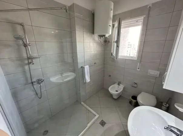 Tirane, jepet me qera apartament 2+1+Ballkon Kati 8, 100 m² 1.000 € (Pazari ri)