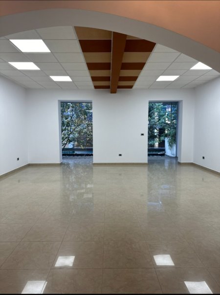 Tirane, jepet me qera ambjent biznesi Kati 2, 100 m² 1.000 € (rruga Brigada VIII)