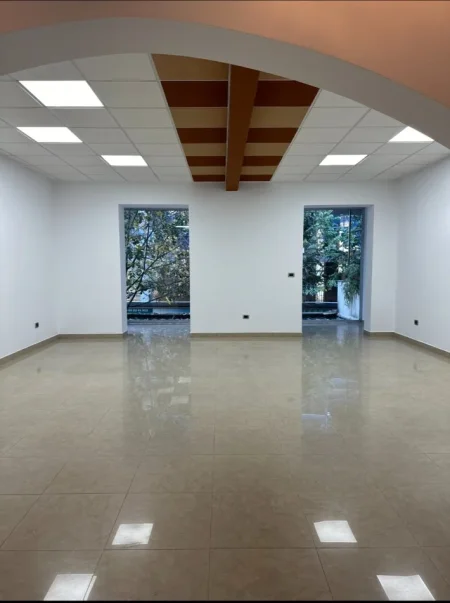 Tirane, jepet me qera ambjent biznesi Kati 2, 100 m² 1.000 € (rruga Brigada VIII)