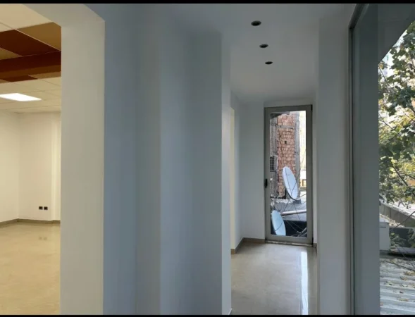 Tirane, jepet me qera ambjent biznesi Kati 2, 100 m² 1.000 € (rruga Brigada VIII)