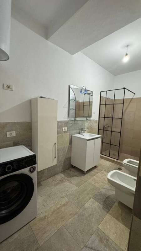 Tirane, jepet me qera apartament 2+1+Ballkon Kati 4, 120 m² 700 € (Rruga Rrapo Hekali)
