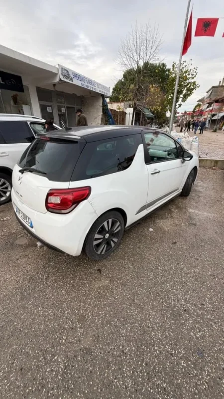 Tirane, shitet makine Citroen DS3 Nafte, e bardhë manuale Kondicioner 215 km 4.900 €