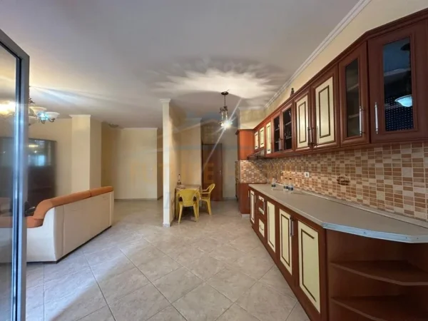 Tirane, jepet me qera apartament 3+1+Ballkon Kati 4, 163 m² 1.200 € (RRUGA DIBRES)