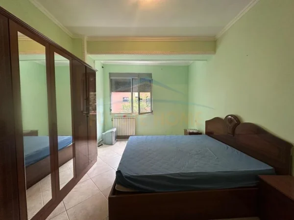 Tirane, jepet me qera apartament 3+1+Ballkon Kati 4, 163 m² 1.200 € (RRUGA DIBRES)
