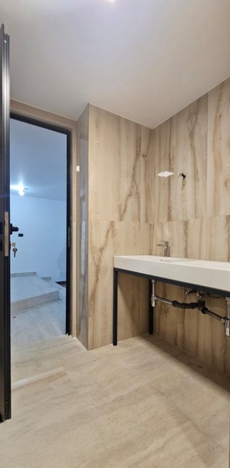 Tirane, jepet me qera Kati 0, 200 m² 3.000 € (Rruga Sami Frashëri)