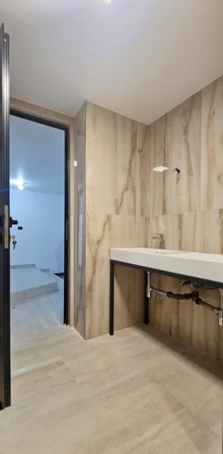 Tirane, jepet me qera Kati 0, 200 m² 3.000 € (Rruga Sami Frashëri)