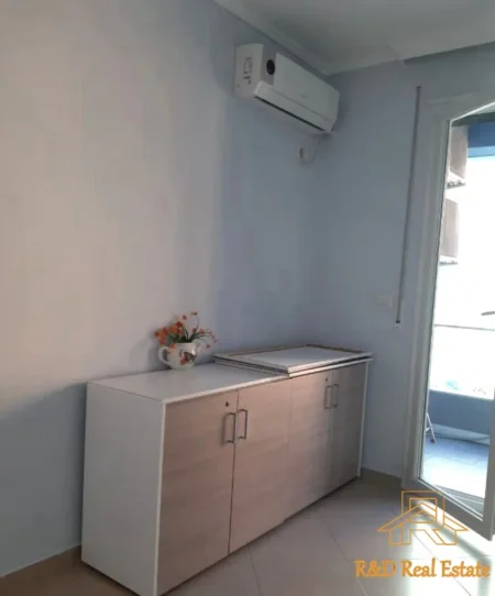 Tirane, jepet me qera zyre Kati 1, 98 m² 800 € (Toptani SHoping Center)