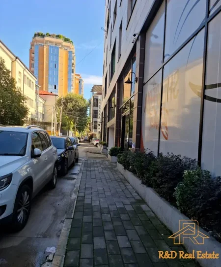 Tirane, jepet me qera zyre Kati 1, 98 m² 800 € (Toptani SHoping Center)