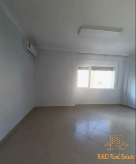 Tirane, jepet me qera zyre Kati 1, 98 m² 800 € (Toptani SHoping Center)