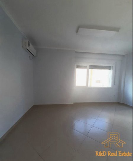 Tirane, jepet me qera zyre Kati 1, 98 m² 800 € (Toptani SHoping Center)