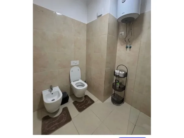 Tirane, jap me qera apartament 1+1+Ballkon Kati 1, 70 m² 700 € (Liqeni i Kosovareve)