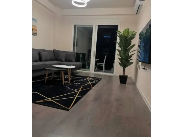 Tirane, jap me qera apartament 1+1+Ballkon Kati 1, 70 m² 700 € (Liqeni i Kosovareve)