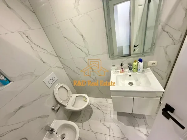 Tirane, jepet me qera apartament 1+1 Kati 8, 900 € (Rruga e Kosovareve)