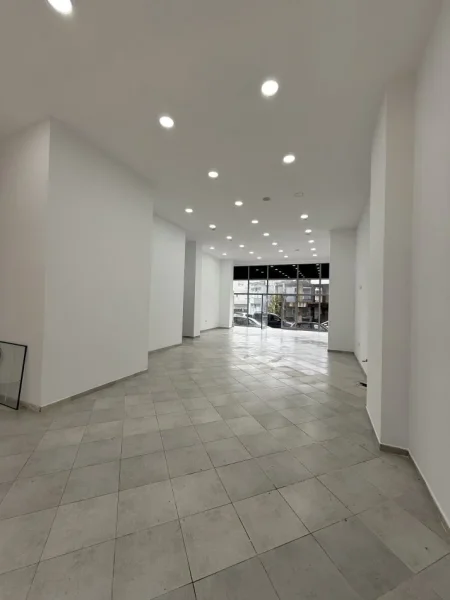 Tirane, jepet me qera ambjent biznesi Kati 0, 130 m² 1.000 € 