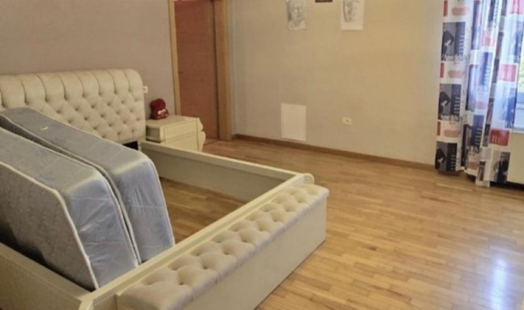 Tirane, jepet me qera apartament duplex 3+1+Ballkon Kati 2, 240 m² 1.000 € (Jordan Misja)