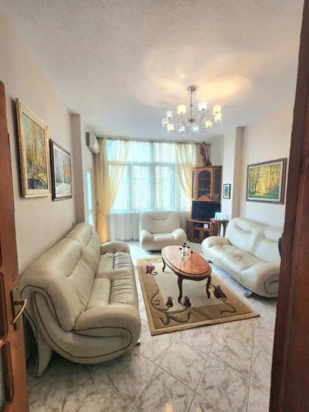 Tirane, jepet me qera apartament 3+1+Ballkon Kati 2, 95 m² 600 € (Brryli)