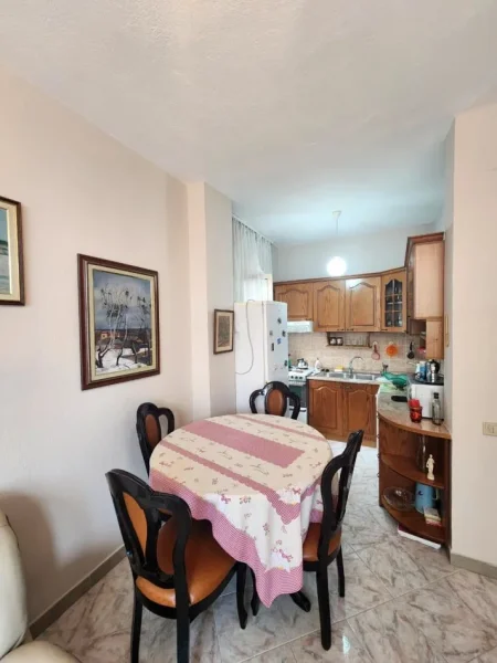 Tirane, jepet me qera apartament 3+1+Ballkon Kati 2, 95 m² 600 € (Brryli)