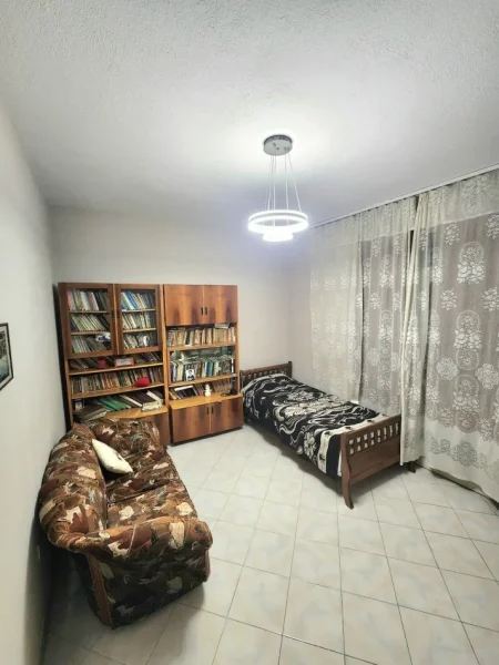 Tirane, jepet me qera apartament 3+1+Ballkon Kati 2, 95 m² 600 € (Brryli)