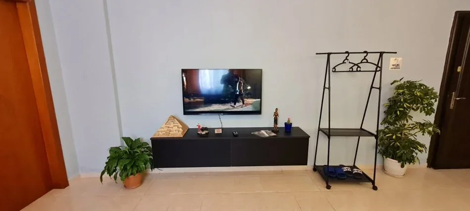 Tirane, jepet me qera apartament 1+1+Ballkon Kati 5, 85 m² 550 € (Rruga Gjon Buzuku)