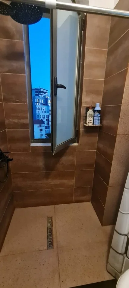 Tirane, jepet me qera apartament 1+1+Ballkon Kati 5, 85 m² 550 € (Rruga Gjon Buzuku)