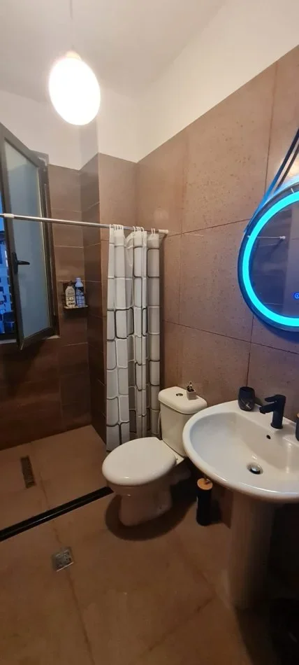 Tirane, jepet me qera apartament 1+1+Ballkon Kati 5, 85 m² 550 € (Rruga Gjon Buzuku)