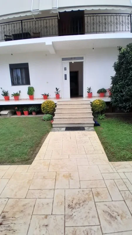 Tirane, jepet me qera apartament 1+1+Ballkon Kati 1, 67 m² 350 € (Rr. Vellezerit Kondi , rezidenca amerikane prene shkalleve te sanatoriumit)