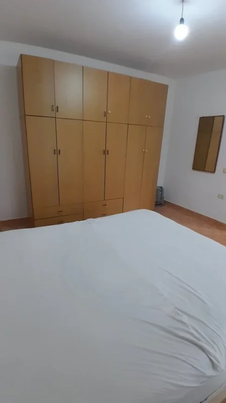 Tirane, jepet me qera apartament 1+1+Ballkon Kati 1, 67 m² 350 € (Rr. Vellezerit Kondi , rezidenca amerikane prene shkalleve te sanatoriumit)