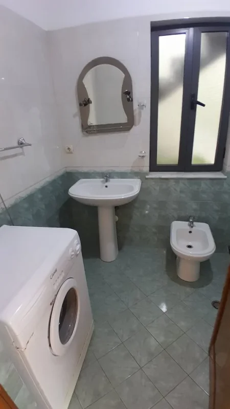 Tirane, jepet me qera apartament 1+1+Ballkon Kati 1, 67 m² 350 € (Rr. Vellezerit Kondi , rezidenca amerikane prene shkalleve te sanatoriumit)