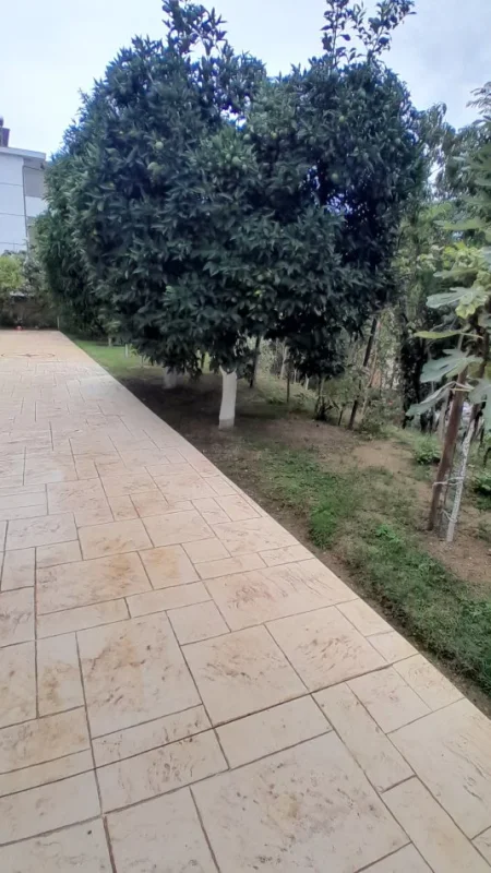 Tirane, jepet me qera apartament 1+1+Ballkon Kati 1, 67 m² 350 € (Rr. Vellezerit Kondi , rezidenca amerikane prene shkalleve te sanatoriumit)