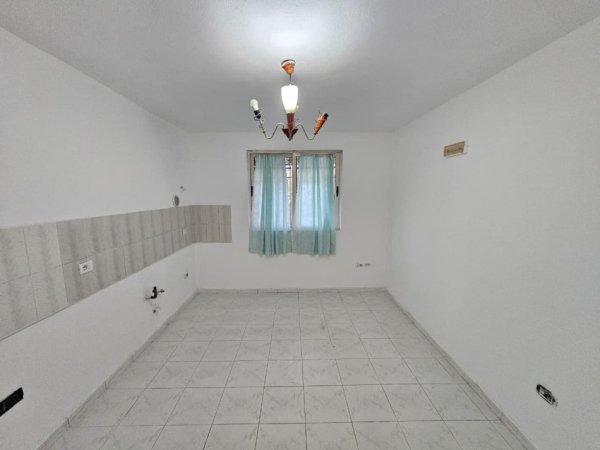 Durres, jepet me qera ambjent biznesi Kati 0, 100 m² 450 €