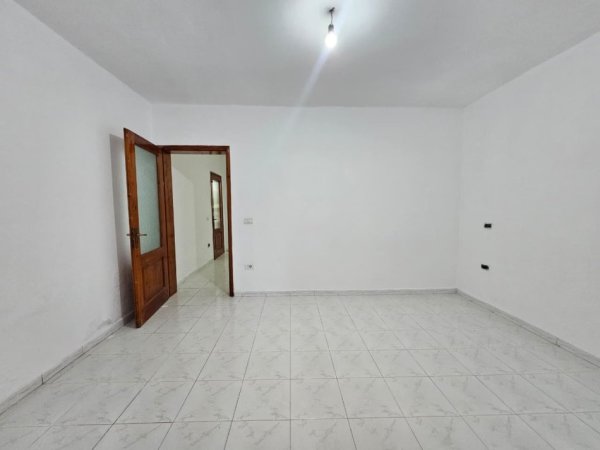 Durres, jepet me qera ambjent biznesi Kati 0, 100 m² 450 €
