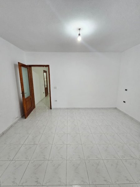 Durres, jepet me qera ambjent biznesi Kati 0, 100 m² 450 €