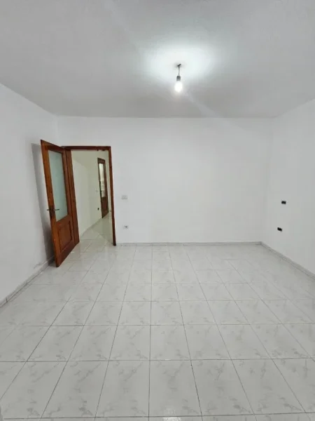 Durres, jepet me qera ambjent biznesi Kati 0, 100 m² 450 €