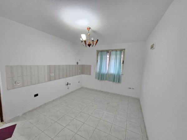 Durres, jepet me qera ambjent biznesi Kati 0, 100 m² 450 €
