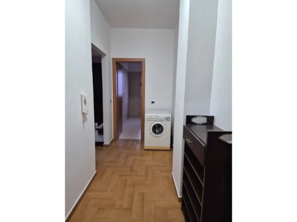 Tirane, jepet me qera apartament 2+1 Kati 2, 99 m² 700 € (Rruga Him Kolli)