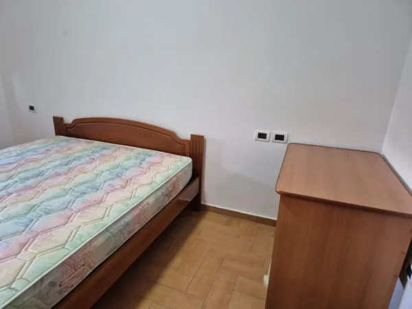Tirane, jepet me qera apartament 2+1 Kati 2, 99 m² 700 € (Rruga Him Kolli)