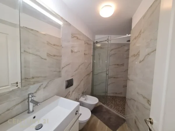 Tirane, jepet me qera apartament 1+1 Kati 3, 75 m² 1.000 € (Qender)