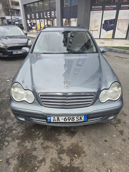 Tirane, shes makine me portobagazh Shitet Mercedes-Benz 200 – W230, viti 2006 Nafte, blu e hapur manuale Klima 262.000 km 4.400 €