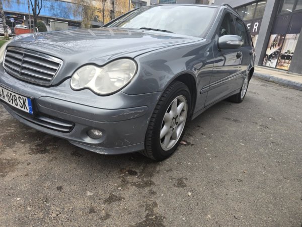 Tirane, shes makine me portobagazh Shitet Mercedes-Benz 200 – W230, viti 2006 Nafte, blu e hapur manuale Klima 262.000 km 4.400 €