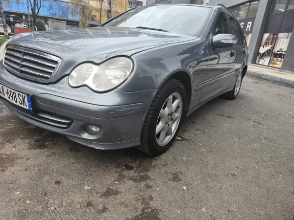 Tirane, shes makine me portobagazh Shitet Mercedes-Benz 200 – W230, viti 2006 Nafte, blu e hapur manuale Klima 262.000 km 4.400 €