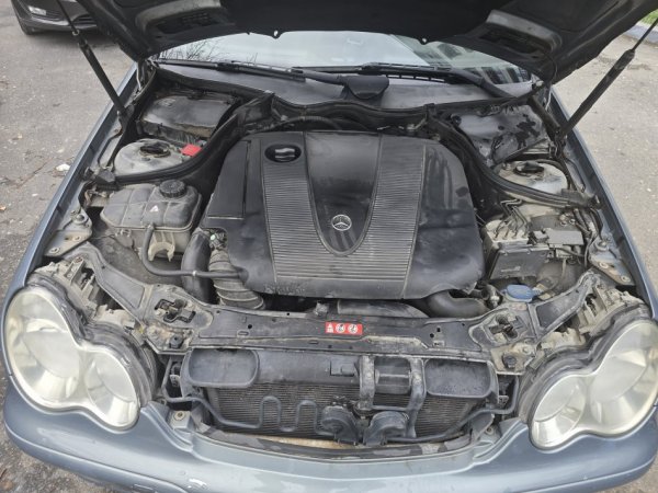 Tirane, shitet makine Shitet Mercedes-Benz 200 – W230, viti 2006 - Manual - 440,000 lek i diskutueshëm Nafte, blu e hapur manuale Klima 262.000 km 4.400 €