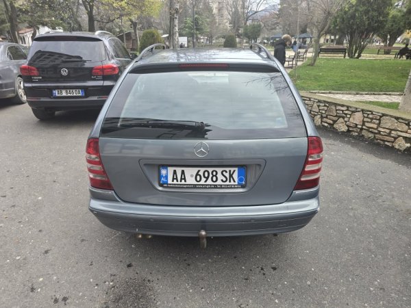 Tirane, shitet makine Shitet Mercedes-Benz 200 – W230, viti 2006 - Manual - 440,000 lek i diskutueshëm Nafte, blu e hapur manuale Klima 262.000 km 4.400 €