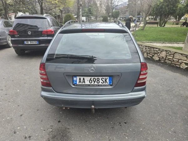 Tirane, shitet makine Shitet Mercedes-Benz 200 – W230, viti 2006 - Manual - 440,000 lek i diskutueshëm Nafte, blu e hapur manuale Klima 262.000 km 4.400 €