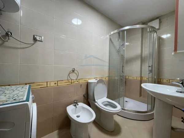 Tirane, jepet me qera apartament 2+1+Aneks+Ballkon , 800 € (liqeni i taht)