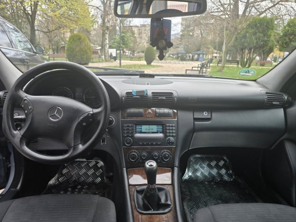 Tirane, shitet makine Shitet Mercedes-Benz 200 – W230, viti 2006 - Manual - 440,000 lek i diskutueshëm Nafte, blu e hapur manuale Klima 262.000 km 4.400 €