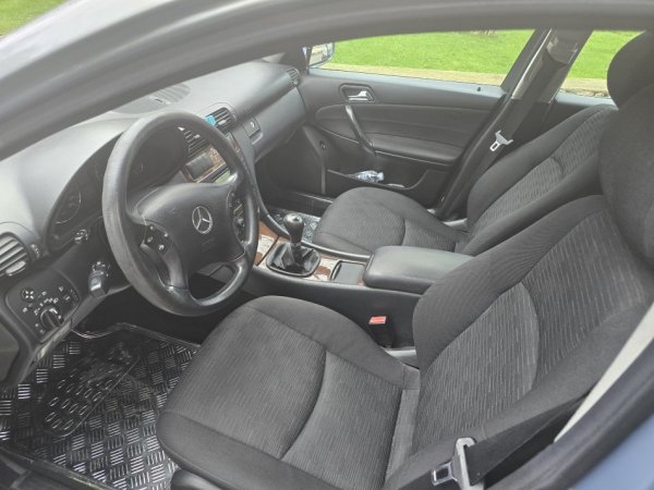 Tirane, shitet makine Shitet Mercedes-Benz 200 – W230, viti 2006 - Manual - 440,000 lek i diskutueshëm Nafte, blu e hapur manuale Klima 262.000 km 4.400 €