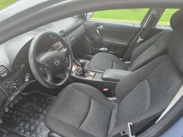 Tirane, shitet makine Shitet Mercedes-Benz 200 – W230, viti 2006 - Manual - 440,000 lek i diskutueshëm Nafte, blu e hapur manuale Klima 262.000 km 4.400 €